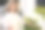 可爱的四岁小女孩在阳台上园艺的照片。长发小女孩穿着漂亮的衣服图片下载