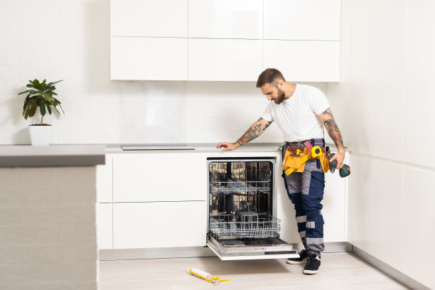 技工修理坏了的洗碗机图片下载