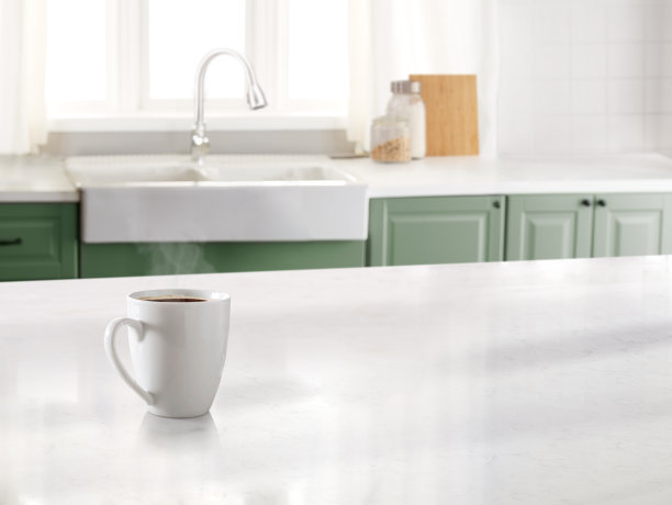 厨房里的咖啡杯，大理石台面和水槽是背景图片下载