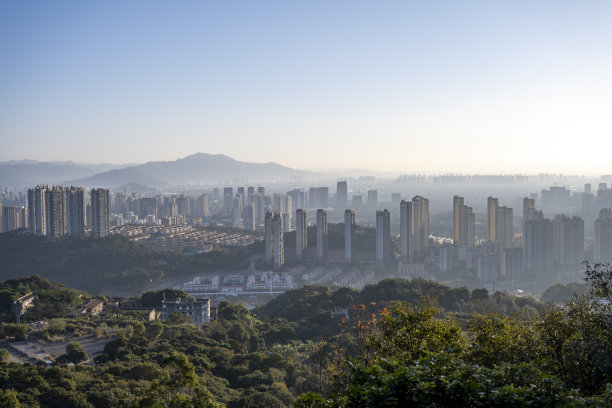 city ​​buildings in morning mist图片下载
