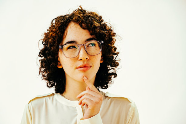 年轻人戴着处方眼镜思考的画像图片下载