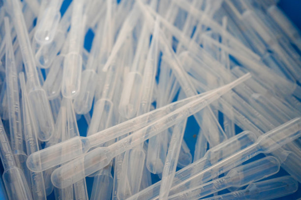 移液器在托盘中的近照图片下载