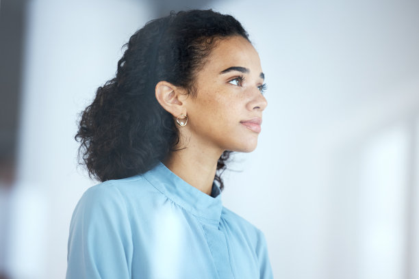 黑人女性，办公室和思考公司的愿景，有想法，头脑风暴和战略公关工作。公关经理，目标、使命和职业发展的动力和心态图片下载