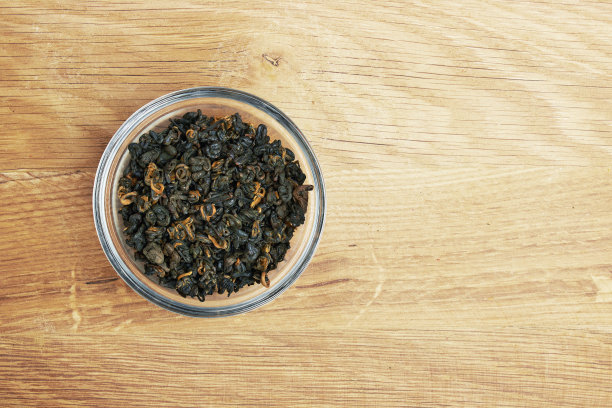 放在木头上的碗里的茶图片下载