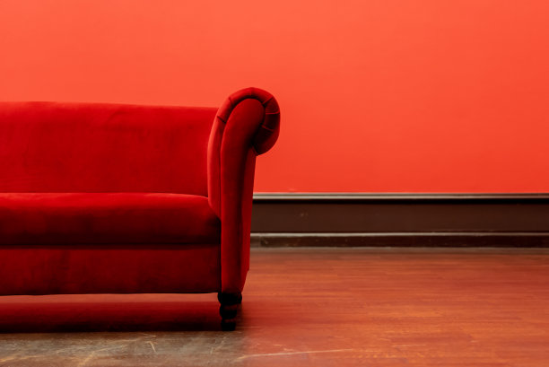 红色房间里红色沙发的局部视图图片下载