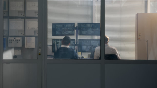 保安人员走进监控室图片下载