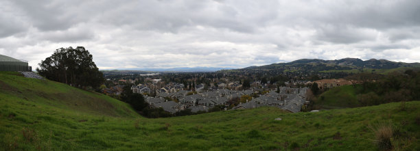 雨后圣拉蒙周围的群山和野花图片下载