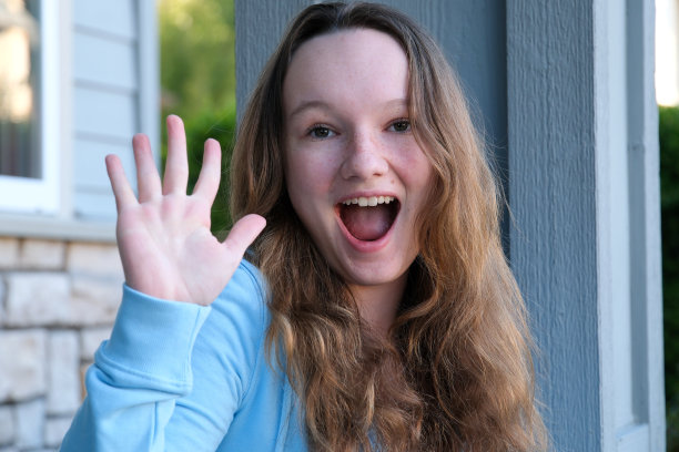 年轻的女性青少年在视频通话，视频博主使用智能手机在线摄像头通话，自拍电话，记录生活方式的视频博客，博主在线流媒体，与朋友交流。图片下载