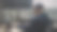 男人用电脑控制办公室的闭路电视摄像机图片下载