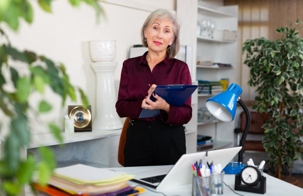 在办公室拿公文包放文件的女商人图片下载