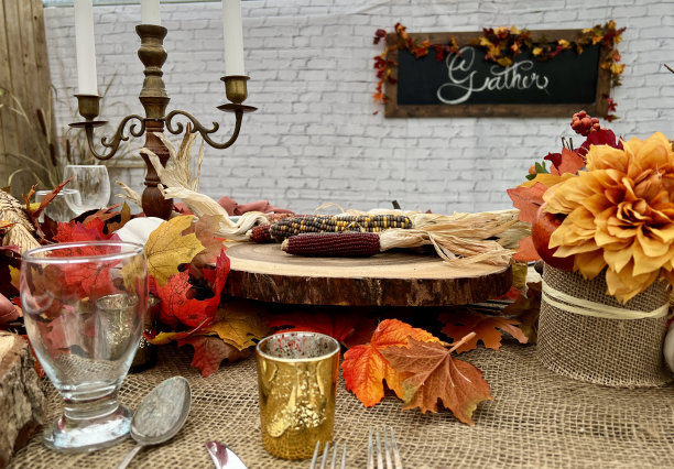 木制的巨大的桌子巨大的，在木制的架子上有设备神秘神秘的万圣节乌鸦和其他金色的鸟坐在桌子上秋天明亮的橙色和黄色的花干涸了图片下载