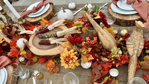 木制的巨大的桌子巨大的，在木制的架子上有设备神秘神秘的万圣节乌鸦和其他金色的鸟坐在桌子上秋天明亮的橙色和黄色的花干涸了图片下载