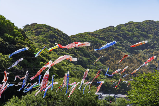 北九州的石坝河上，飘动的鲤鱼彩带随风飘动图片下载