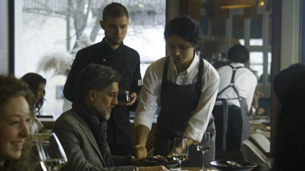 服务员和厨师端来分子菜图片下载