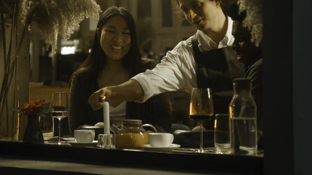 多民族夫妇在现代美食咖啡馆图片下载