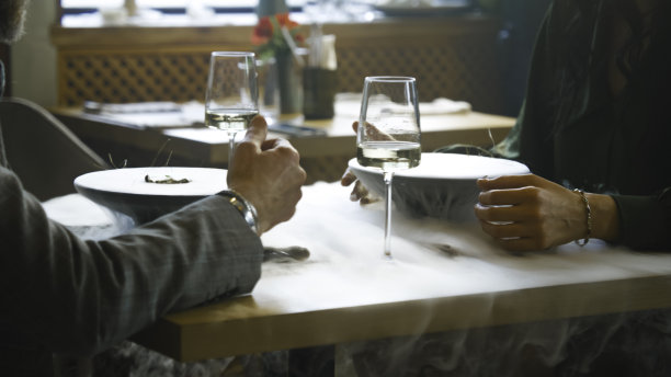 分子料理餐厅的情侣图片下载