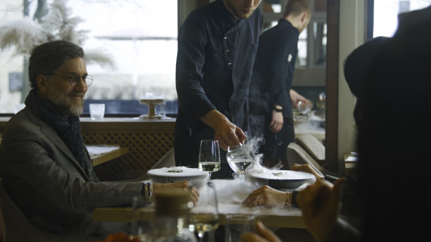 服务员和厨师端来分子菜图片下载