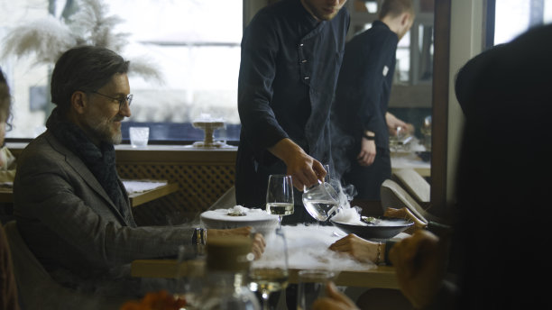 服务员和厨师端来分子菜图片下载