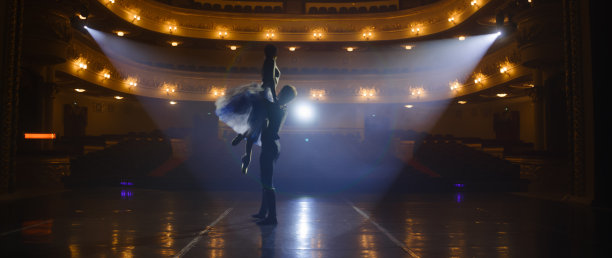 古典芭蕾舞演员在剧院舞台上练习图片下载
