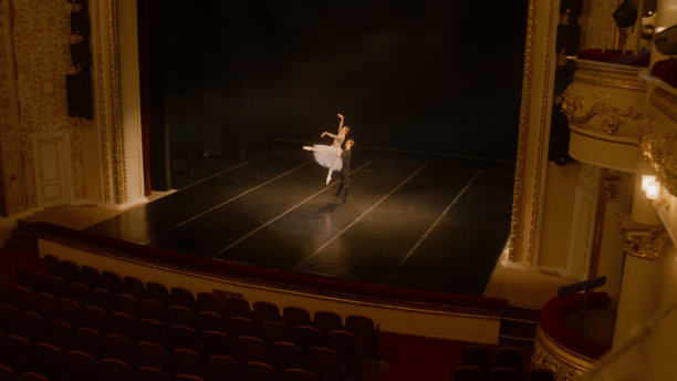 一男一女准备芭蕾舞表演图片下载