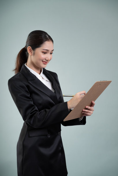 自信的年轻女商人站在孤立的背景。热情的图片下载