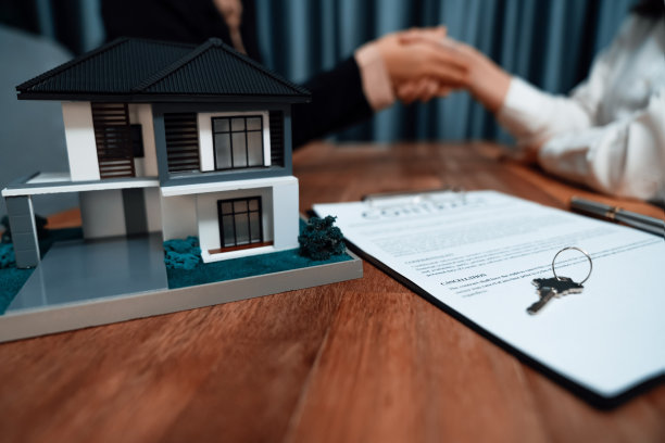 成功的房屋贷款协议与握手签订。热情的图片下载