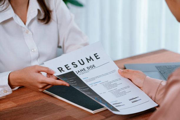 面试时桌上放着附有资格证书的简历特写。热情的图片下载