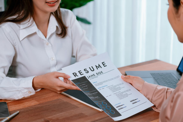 面试时桌上放着附有资格证书的简历特写。热情的图片下载