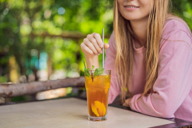 环保女性用可重复使用的不锈钢吸管喝果茶图片下载