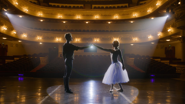 古典芭蕾舞演员在剧院舞台上练习图片下载