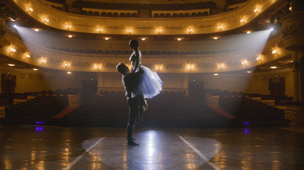 古典芭蕾舞演员在剧院舞台上练习图片下载