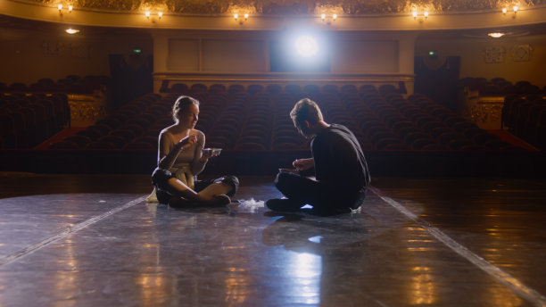 几个疲惫的芭蕾舞演员在排练后休息图片下载