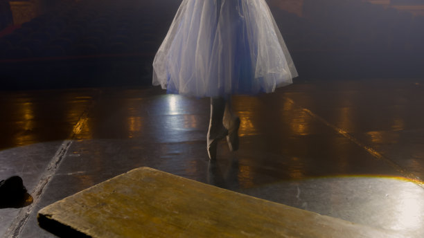 芭蕾舞女演员穿上尖头鞋排练图片下载