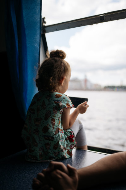 带着智能手机的孤独小女孩。图片下载