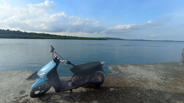 海港里的摩托车图片下载