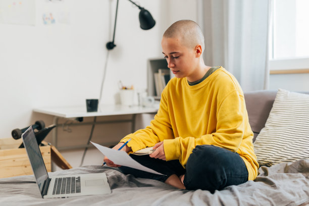 女学生在她房间里图片下载