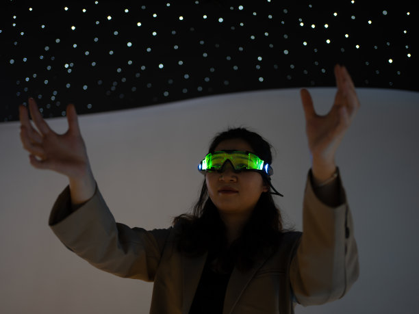 进入虚拟现实的世界图片下载