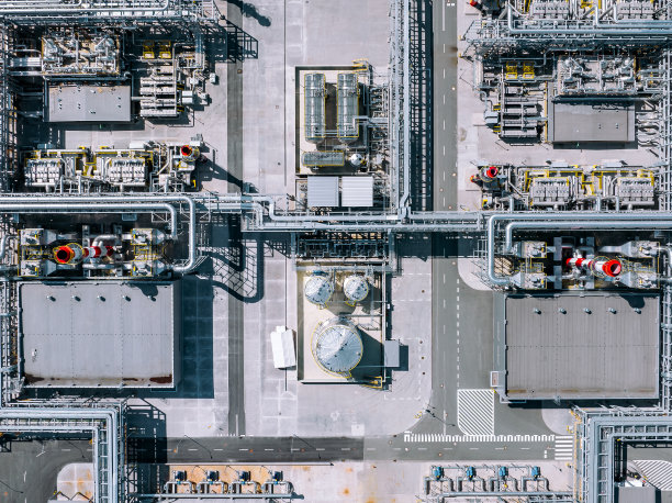 工厂石油和天然气精炼厂。现代燃料能源工厂。鸟瞰工业基地。工业背景。图片下载