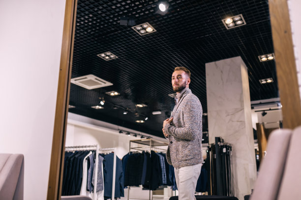 试衣服的男人看着镜子图片下载