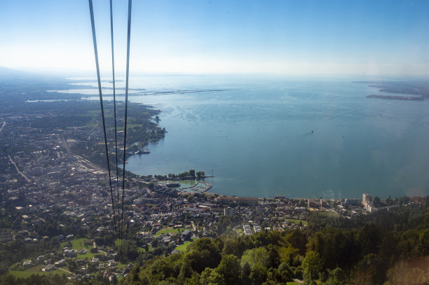 View on Bregenz from the Pfänder cable car Pfänderbahn in the Vorarlberg Alps in Austria during summer图片下载