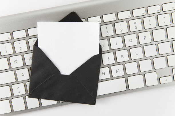 带键盘的已打开信封图片下载