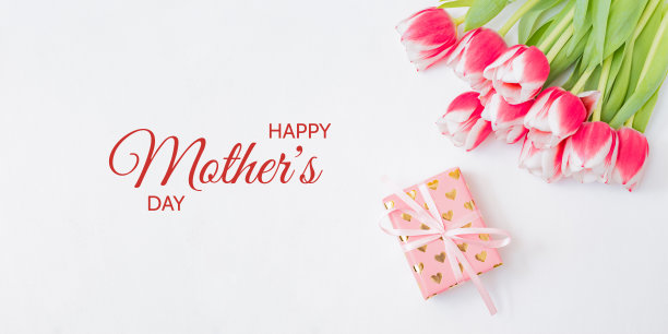 白色背景上平铺着快乐的母亲节框架和粉红色的郁金香和礼盒图片下载