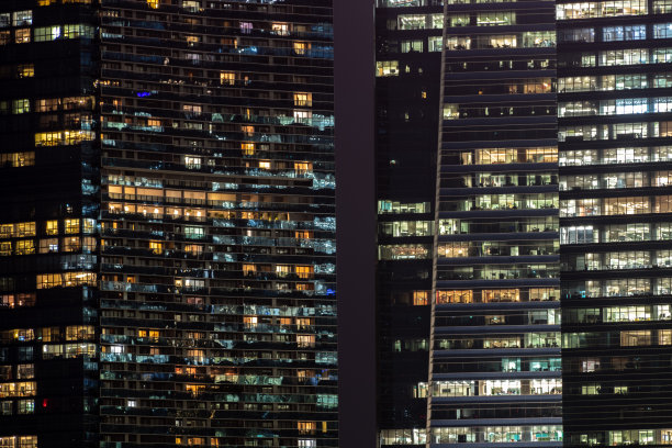 摩天大楼夜间灯火通明的窗户图片下载