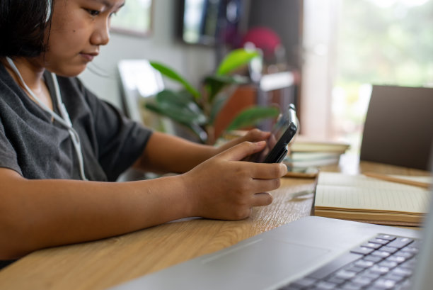 亚洲孩子使用平板电脑和耳机在家学习和做作业。快乐泰国学生在线学习准备考试。教育的概念。图片下载