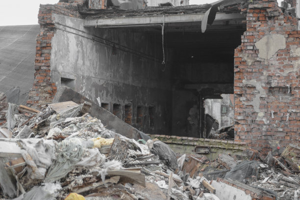 一座旧砖房的废墟图片下载