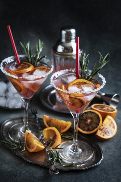 一杯新鲜的夏日鸡尾酒，色彩缤纷图片下载