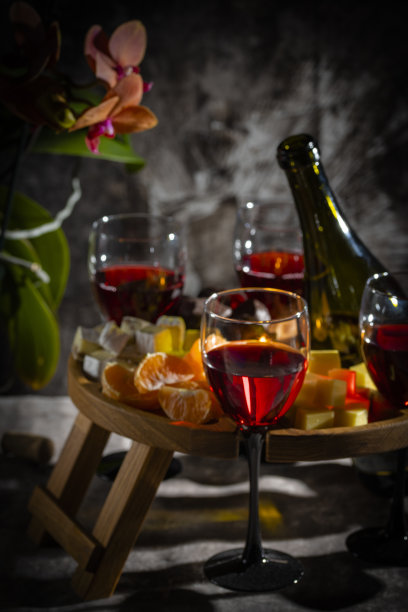 一杯红酒，在模糊的背景下低调地喝着图片下载