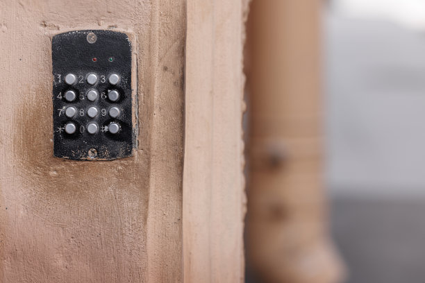 电子组合按钮锁。旧的对讲机。图片下载