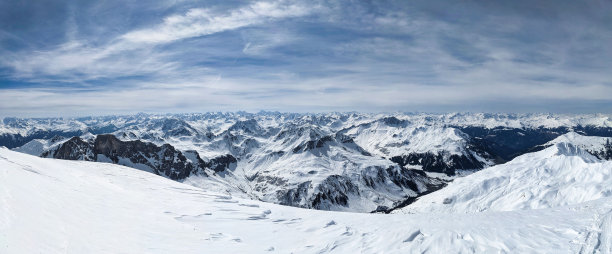 从Sulzfluh山顶俯瞰山景。美丽的冬季山景。地平线上有许多山峰。高质量照片图片下载