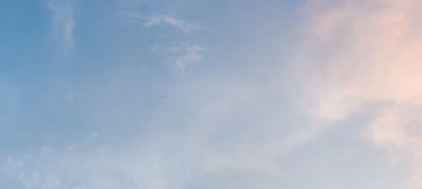 开放晴朗的天空与橙色阴影的云在日落的时间图片下载